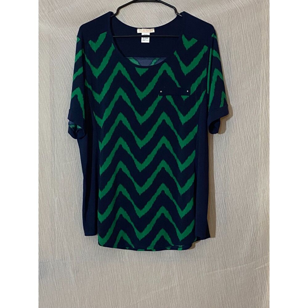 Claudia Richard 1X Navy Blue Green Chevron Print Stretch Blouse Short Sleeve Top